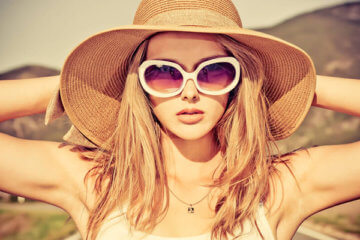 fashion blogger wearing hat sunglasses