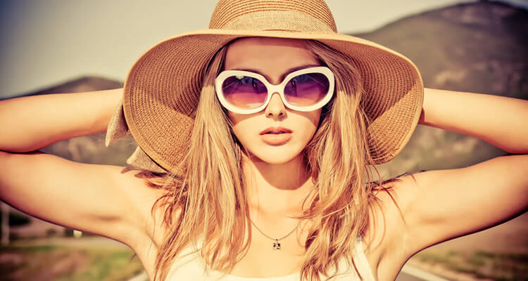 fashion blogger wearing hat sunglasses