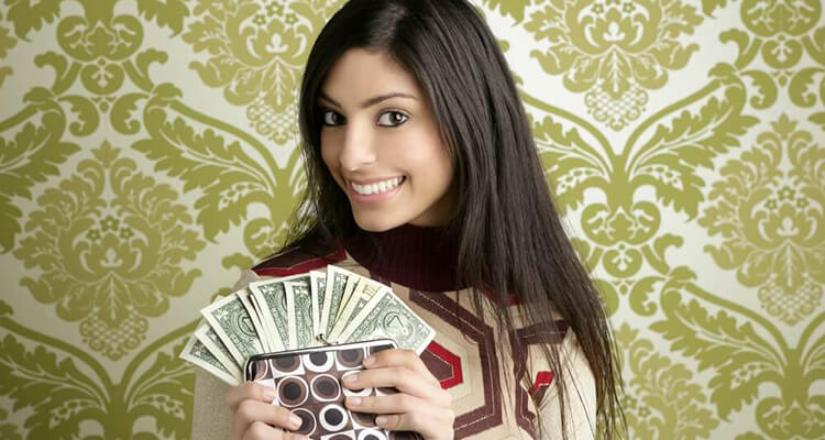 girl showing cash