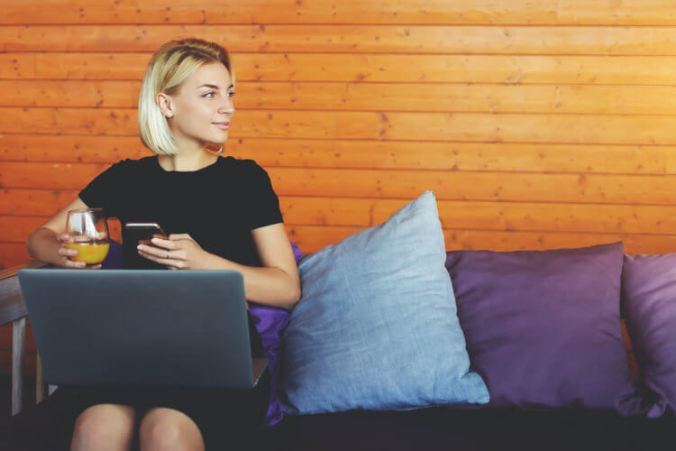 girl sitting laptop coworking